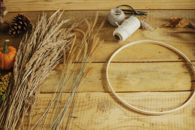 detail vyšívania na stole